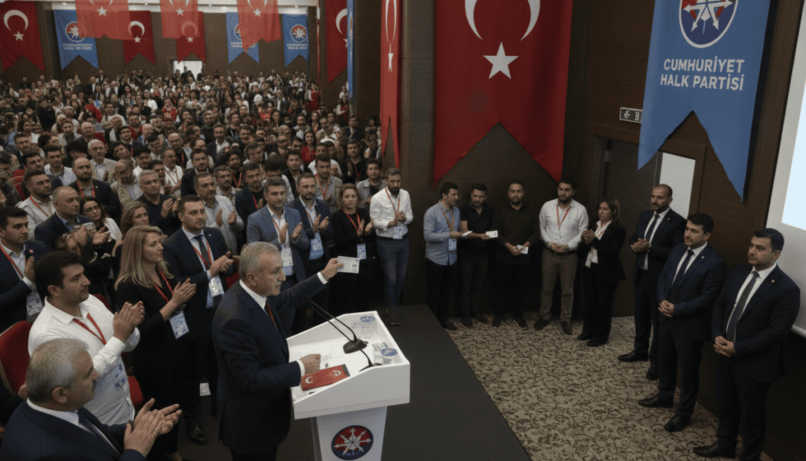 CHP Faces Probe After Report Alleges Paid Extras at Istanbul Membership Ceremony