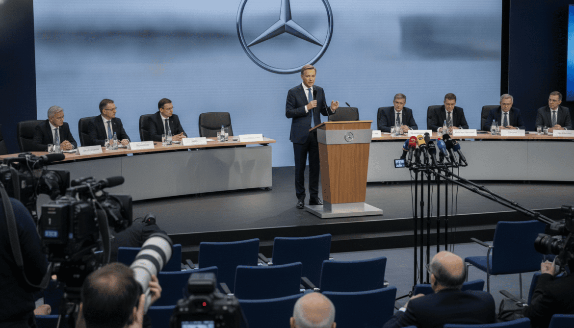 Mercedes Proposes Replacing 35-Hour Week with 40-Hour Workweek