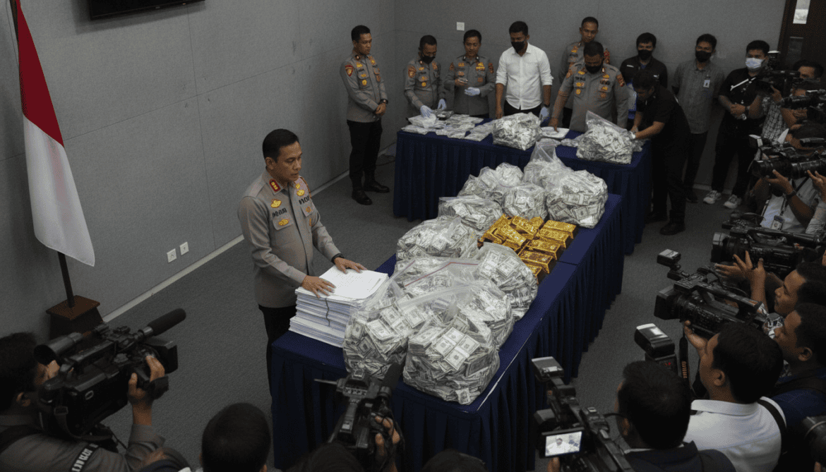 Indonesia's top anti-corruption prosecutor resigns after raids seize 74kg of gold and $20m cash